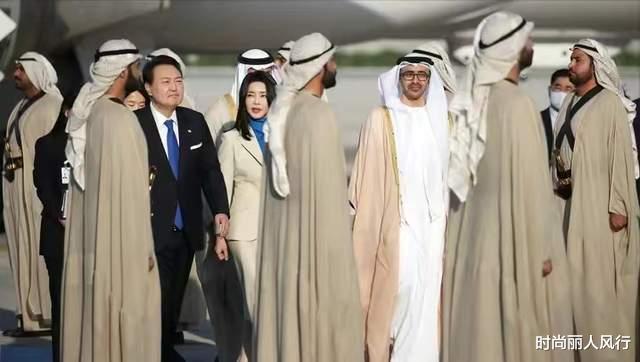 美国 韩国第一夫人美貌闪耀阿联酋！穿军装也妩媚，走C位被批不懂礼仪