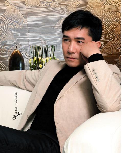 刘嘉玲闺蜜刚亲完梁朝伟,又被爆出轨25岁明星 刘嘉玲:除非我死!