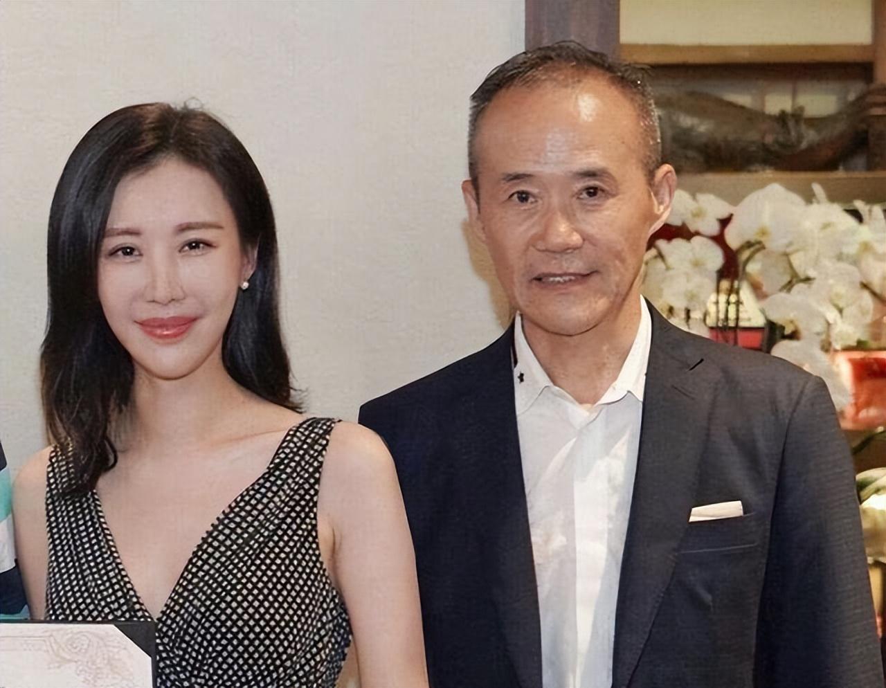 田朴珺|田朴珺采访60岁何超琼，全程谦虚点头示意，何超琼名媛气质突出