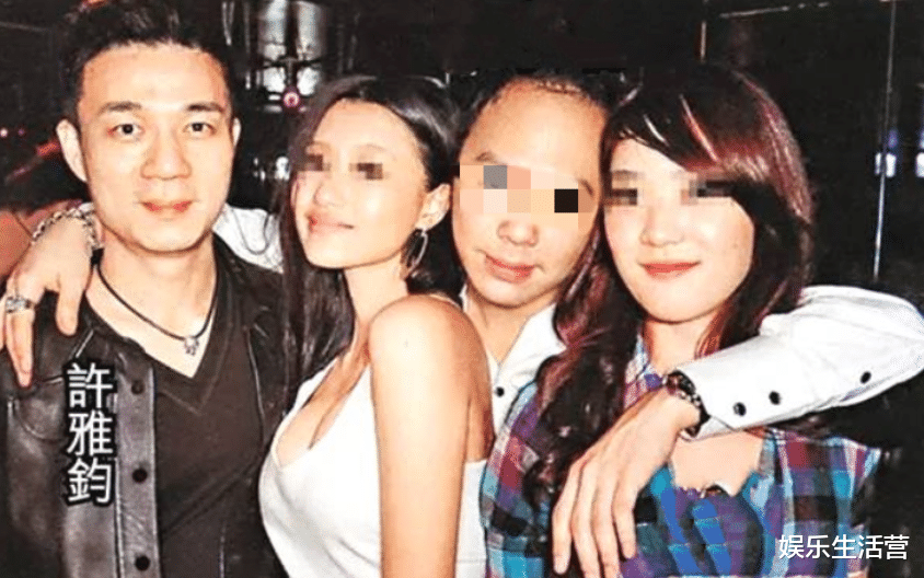 小S|小S参加朋友婚礼,和异性贴身搂抱,腿也架他身上,网友:太寂寞