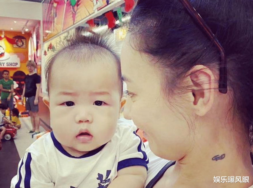 张柏芝休长假后首露面!脖贴膏药、肩膀绑绷带,始终不露肚引猜测