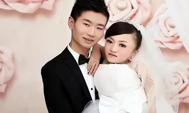 瓷娃娃金青青仅68cm，竟嫁1米68帅小伙还生子，经纪人卷款跑路