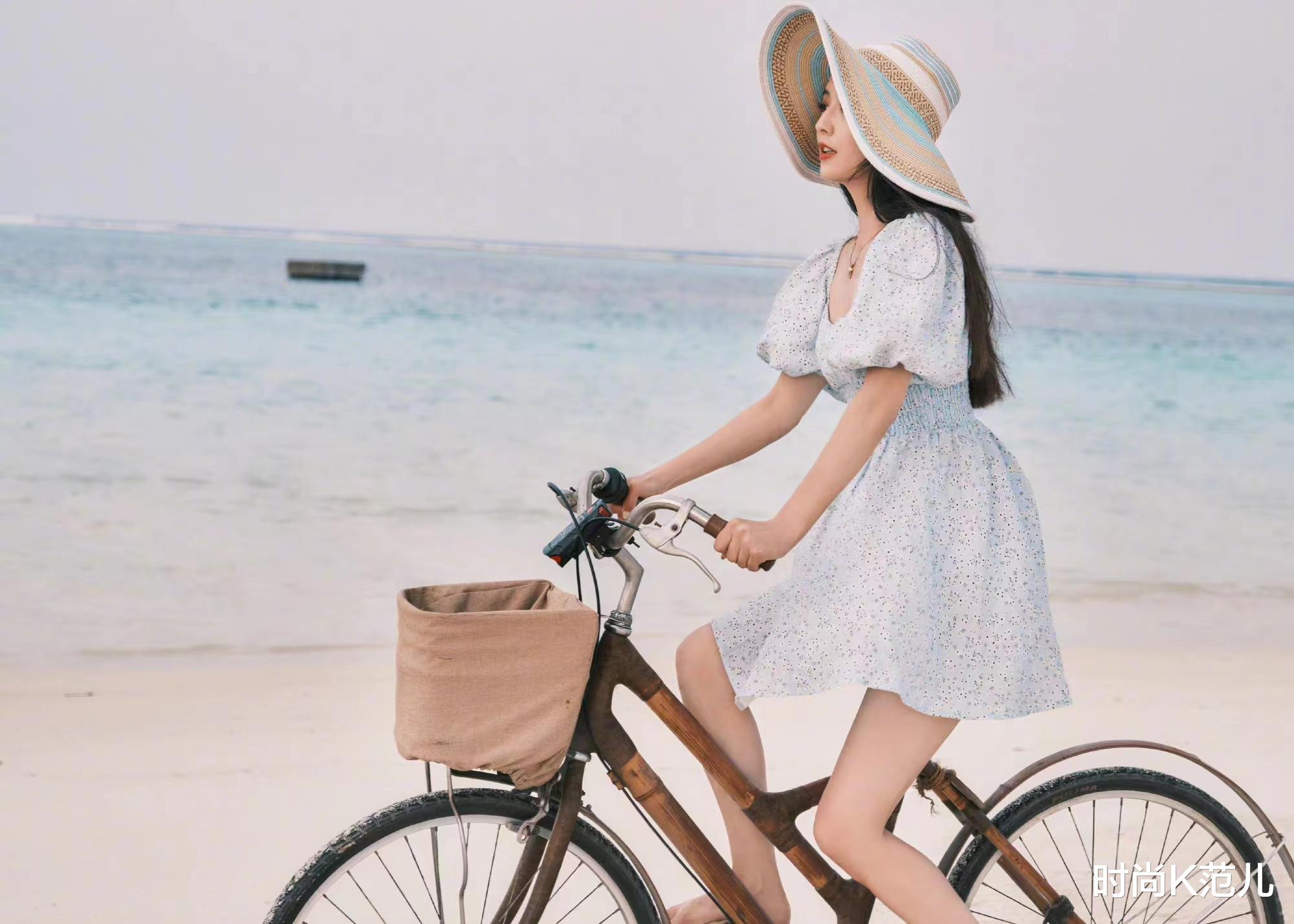 佟丽娅|佟丽娅过年海边度假,穿一条泡泡袖连衣裙,甜美又减龄!