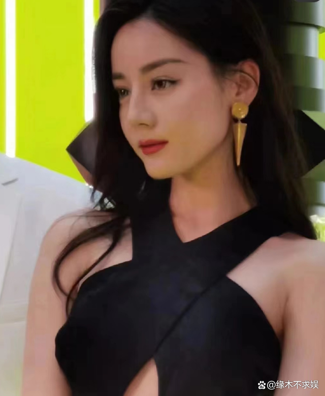 迪丽热巴|迪丽热巴现身免税店，海量生图曝光，被嘲比例不佳、全靠打扮！