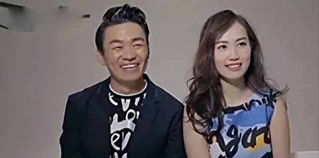 马蓉王宝强离婚后首度同框，37岁金发造型显年轻，两人差距明显！