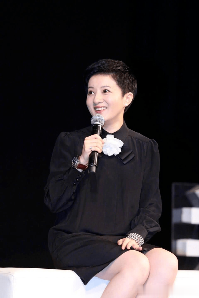 43岁金铭瘦到认不出,北大毕业后至今未婚,化浓妆扭秧歌被指老气