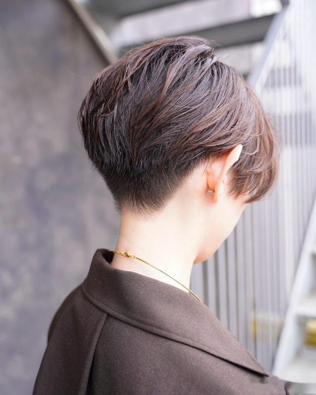 今冬女发别瞎剪,不如试试这四种,洋气瘦脸显气质