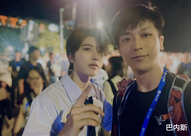 收官:沙溢孤独一人拍合照,baby郑恺疏离感明显,有人用照片出镜