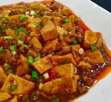 |麻婆豆腐的正宗做法，记住4个小技巧，让豆腐入味嫩而不碎！