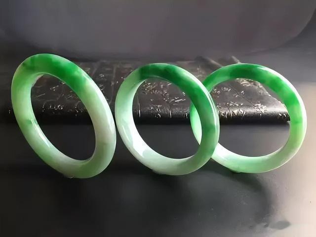 小七位数翡翠原石,切出30多只白底青手镯,看着就赏心悦目!