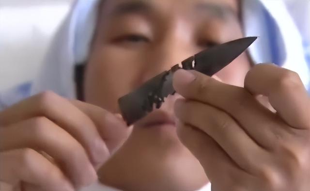 男子口臭骇人,每天刷牙数十遍都没用,检查发现颅内有10公分刀片