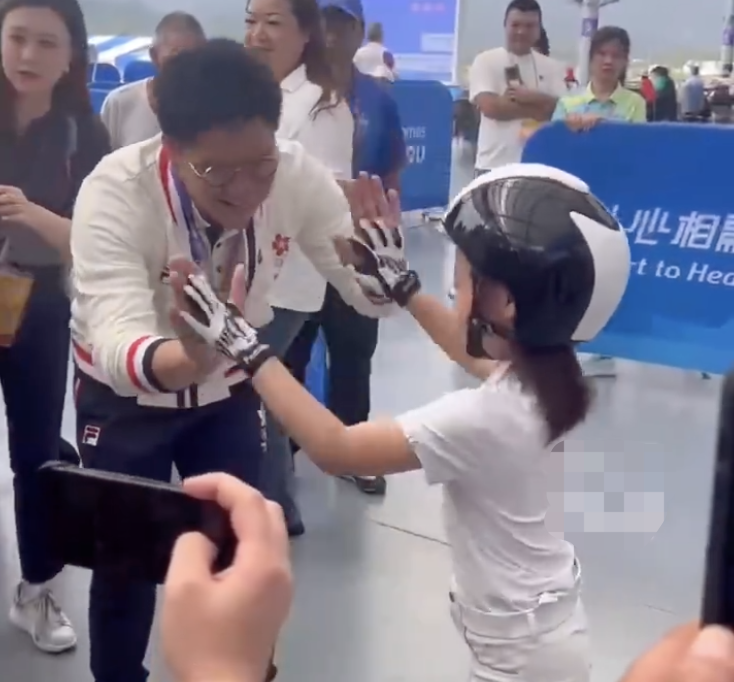 霍启刚被萌娃夸女朋友很厉害，慌张解释：说清楚不是女朋友是太太