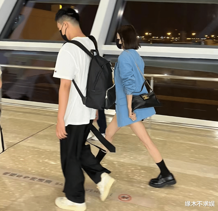 43岁秦岚航班被偶遇，一身行头过万却皱巴巴，手背、膝盖凸显老态！