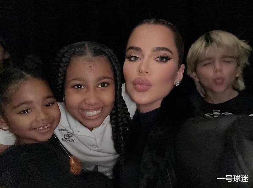 |卡戴珊好可爱,带着女儿看电影,自拍时伸出大舌头,感谢汤普森