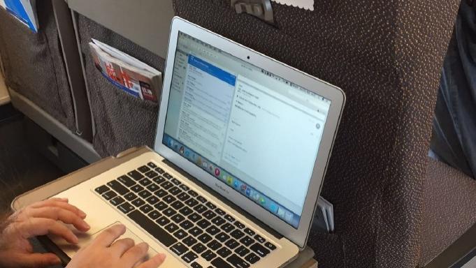 高铁办公族：紧急任务还是形象展示？职场行为的深层解读