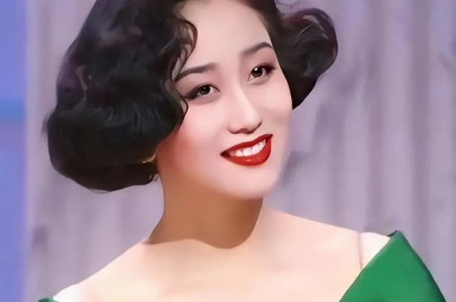 李连杰罕见晒妻女聚餐照,61岁利智衰老可怕,网友:岁月是把杀猪刀