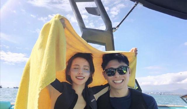 张嘉倪|张嘉倪出席活动,屁股“太翘”引热议,网友:好明显的假屁股