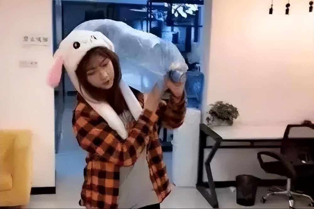 彻底翻车!网红疯狂吸粉1974万,现转拍性感视频,网友直呼辣眼睛