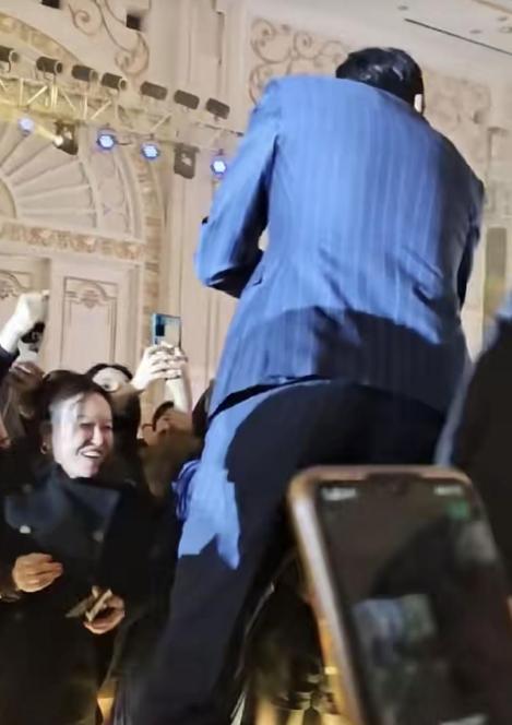 63岁何家劲参加商演好嗨,推开保安和女粉互动,生活富足仍接地气