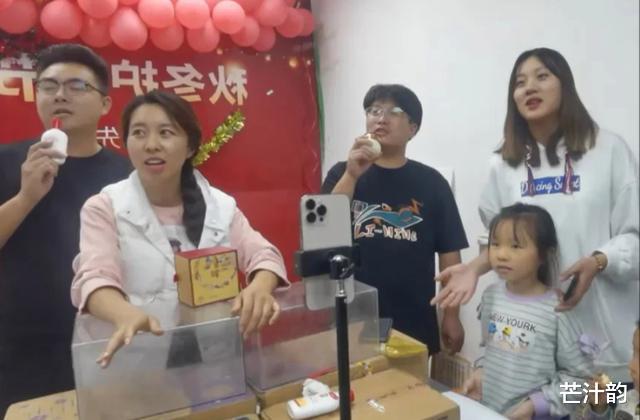 田静频繁晒儿女奇奇悦悦,评论区质疑声不断,郭威靠行动表明立场