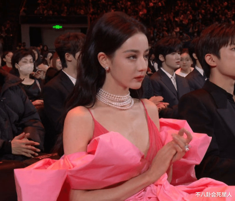 杨紫|真正的厮杀!42位女星比美盛事,85花同框,杨紫热巴争艳,好刺激