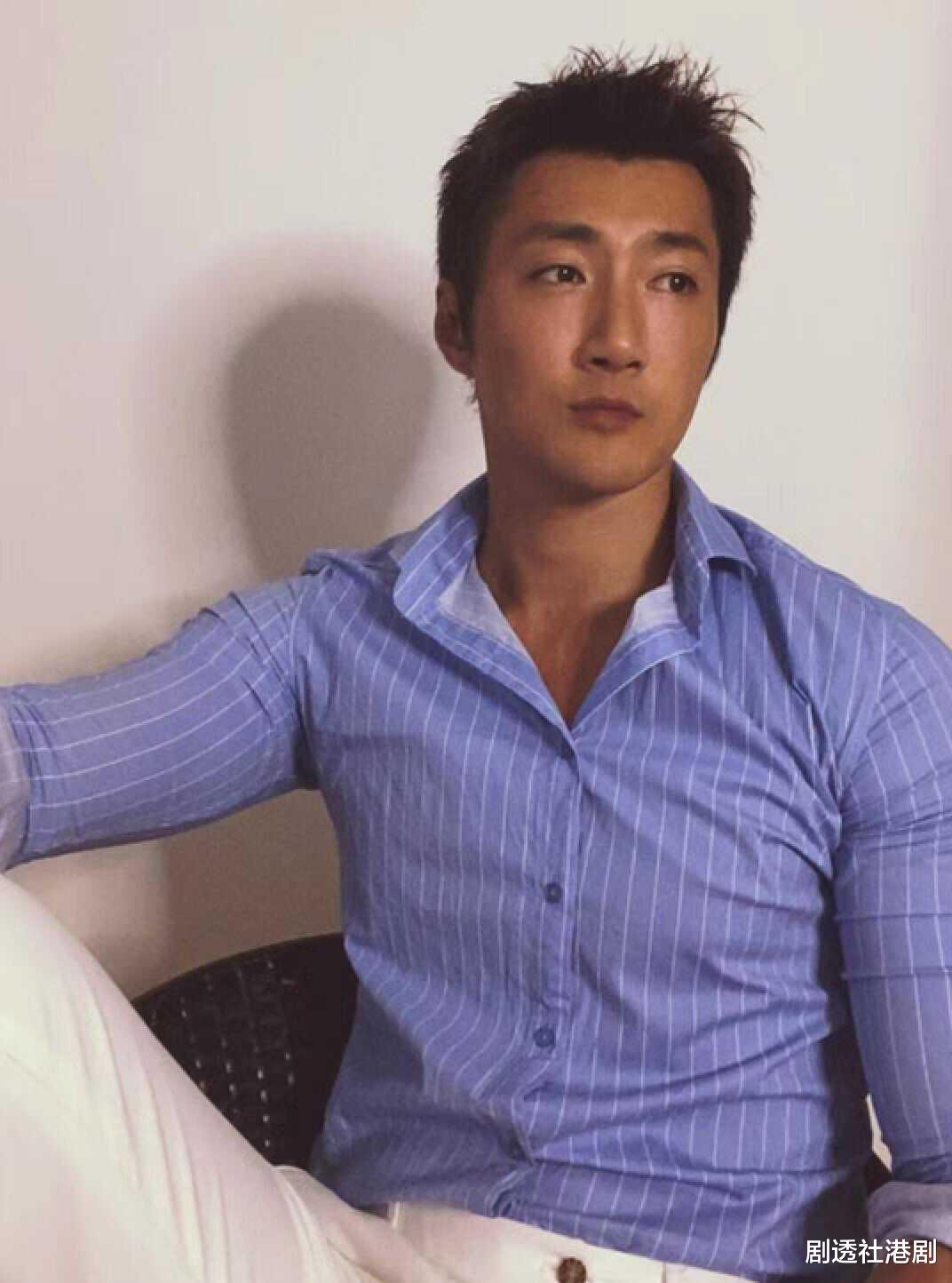 39岁前TVB小生现身内地摆摊卖鸡脚,被网友提及旧爱陈自瑶