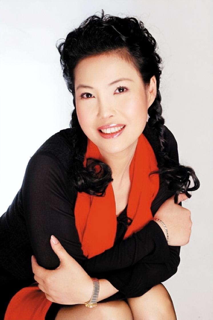 上世纪80年代中期,李双江与丁英离婚了,儿子李贺跟随母亲生活.