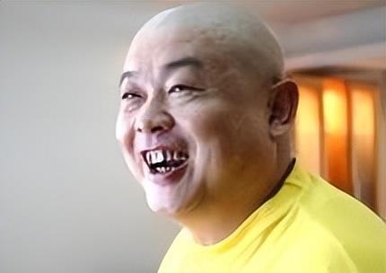 冯小刚主持葬礼，张国立痛念悼词，他的逝世，让半个娱乐圈都在哭泣