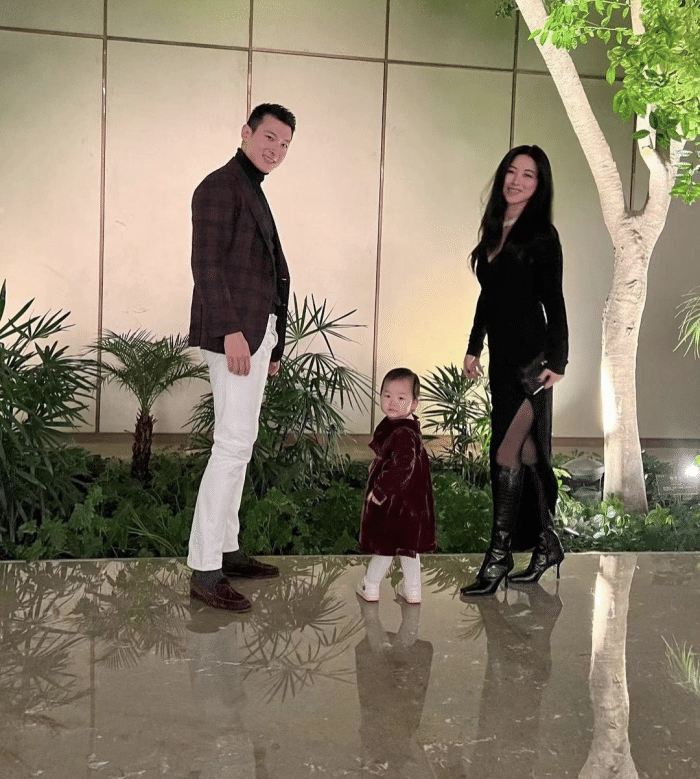 孟德海|朱珠晒马场家庭日,陪老公骑马互动温馨,1岁女儿快赶上爸爸腿长