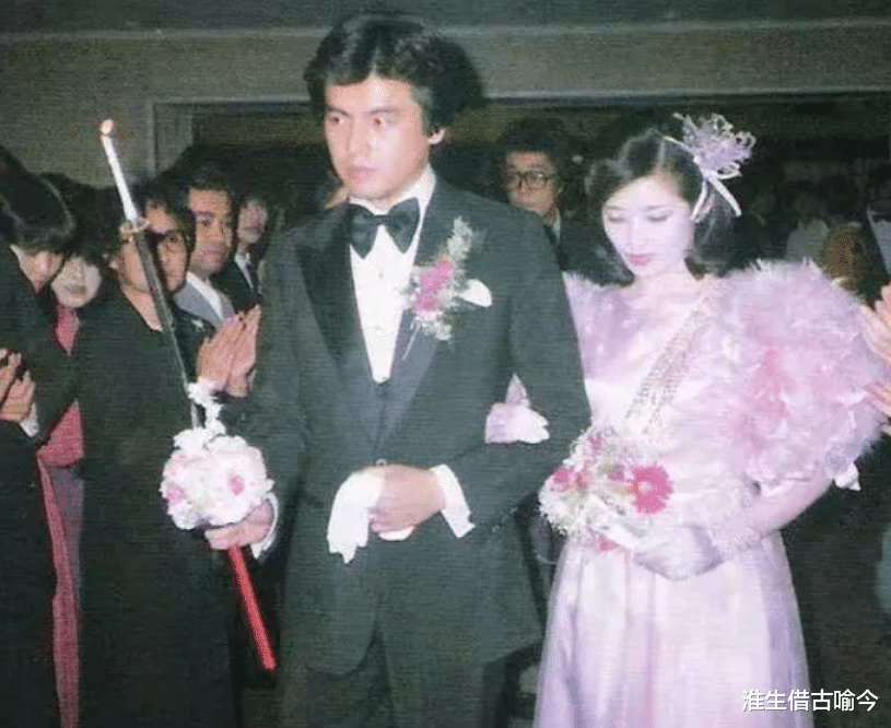 64岁山口百惠穿羽绒服身材臃肿,71岁三浦友和高大帅气,仍旧甜蜜