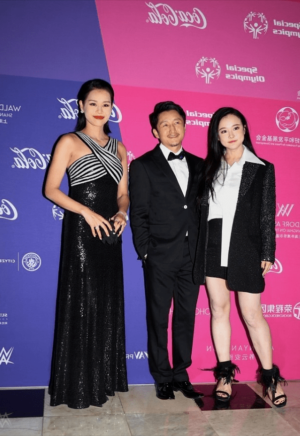 冉莹颖|胡杏儿同框冉莹颖，一个“露肩”一个“露腿”，把冉莹颖衬成网红