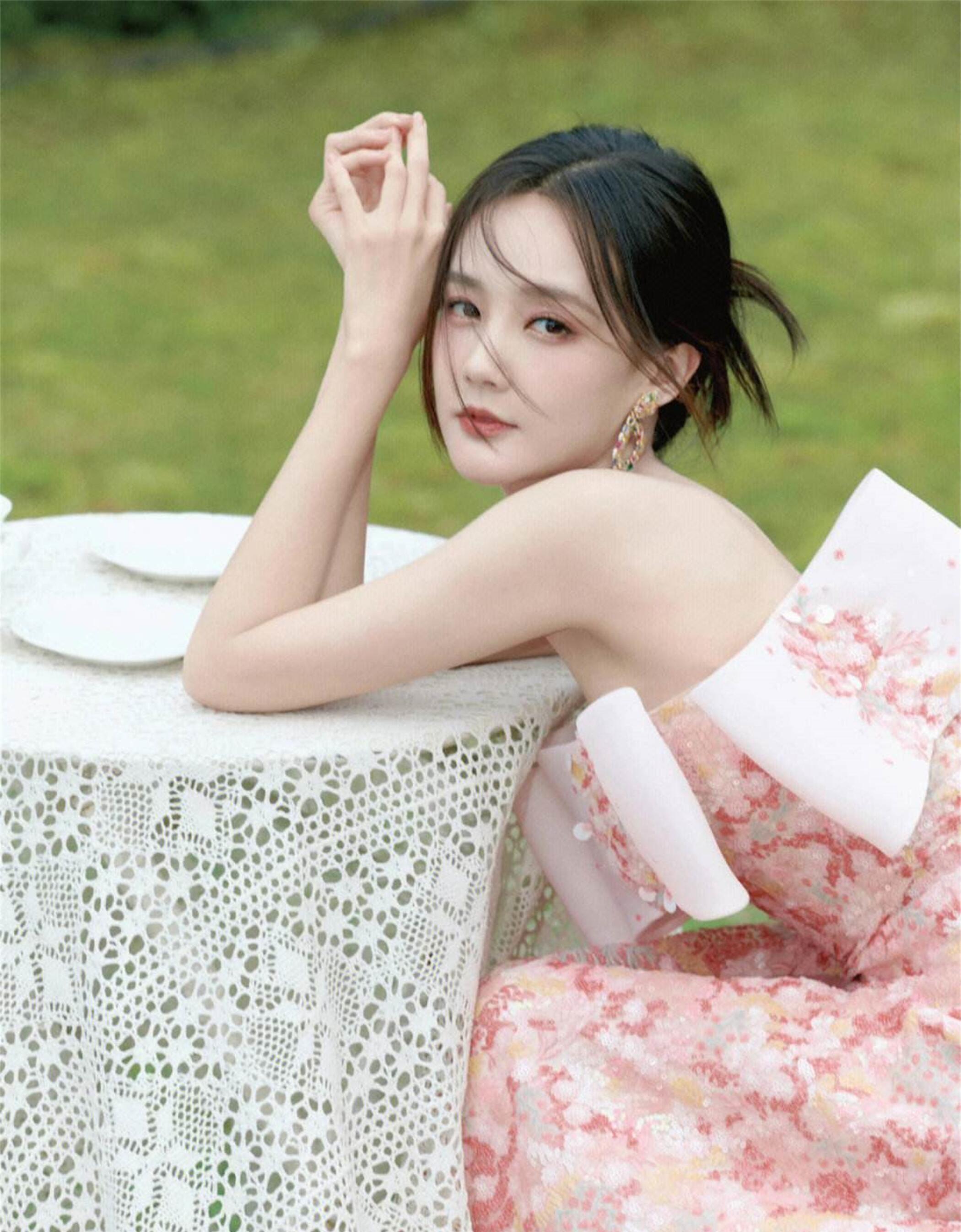 李沁|4位貌美的女明星,当女二浪费,当女一被骂