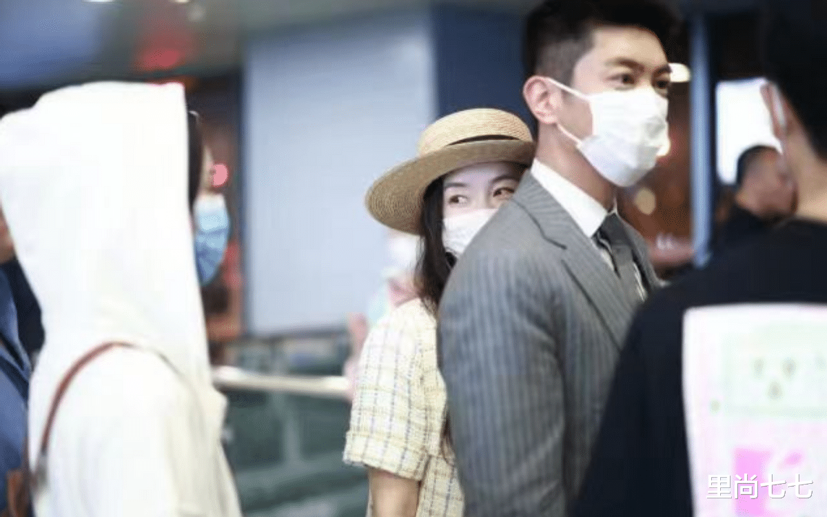 霍思燕|霍思燕久违亮相瘦太多,穿小香风一点不臃肿,杜江穿套装太隆重