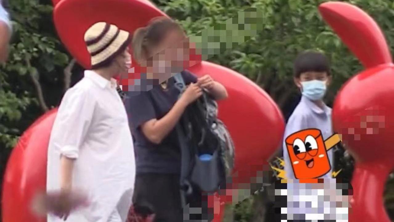 孙俪|邓超携妻儿看女儿演出！孙俪拎万元包衣着宽松，11岁儿子身高猛长