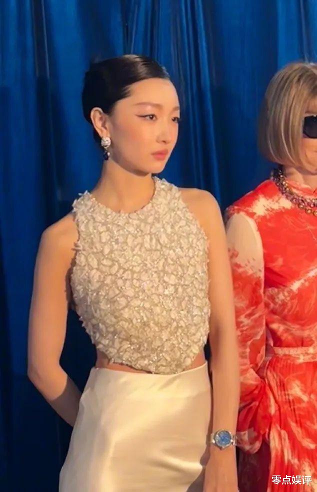 周冬雨张子枫红毯造型尴尬：想性感露了个寂寞，童星别穿大人衣服