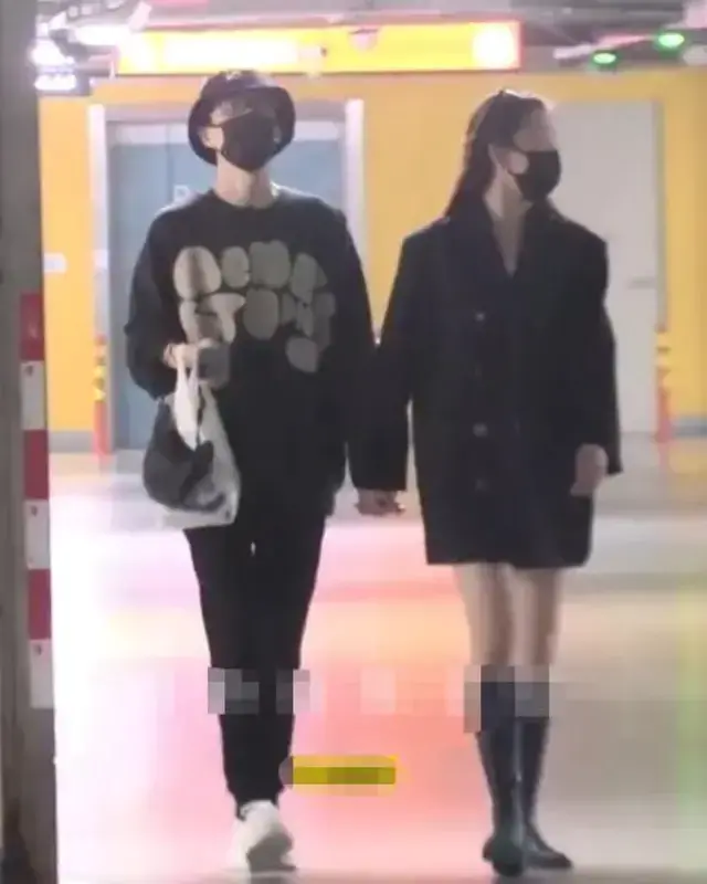 冯禧|许嵩牵手小14岁女友逛街，贴心为其拎包，冯禧遭芒果打码原因曝光