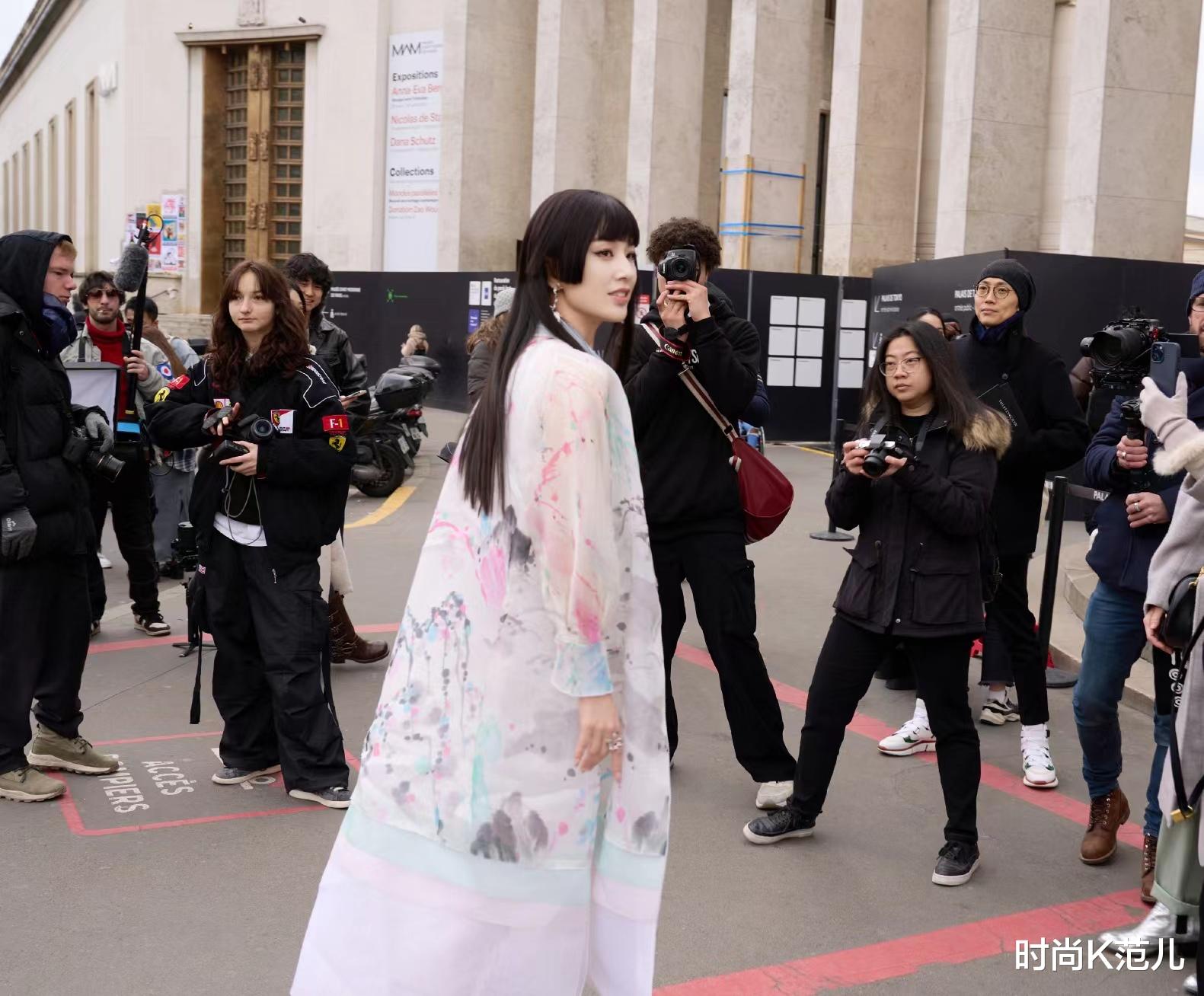 古典 黄圣依巴黎时装周新造型，一袭水墨泼印晕染素纱长衫，古典优雅！