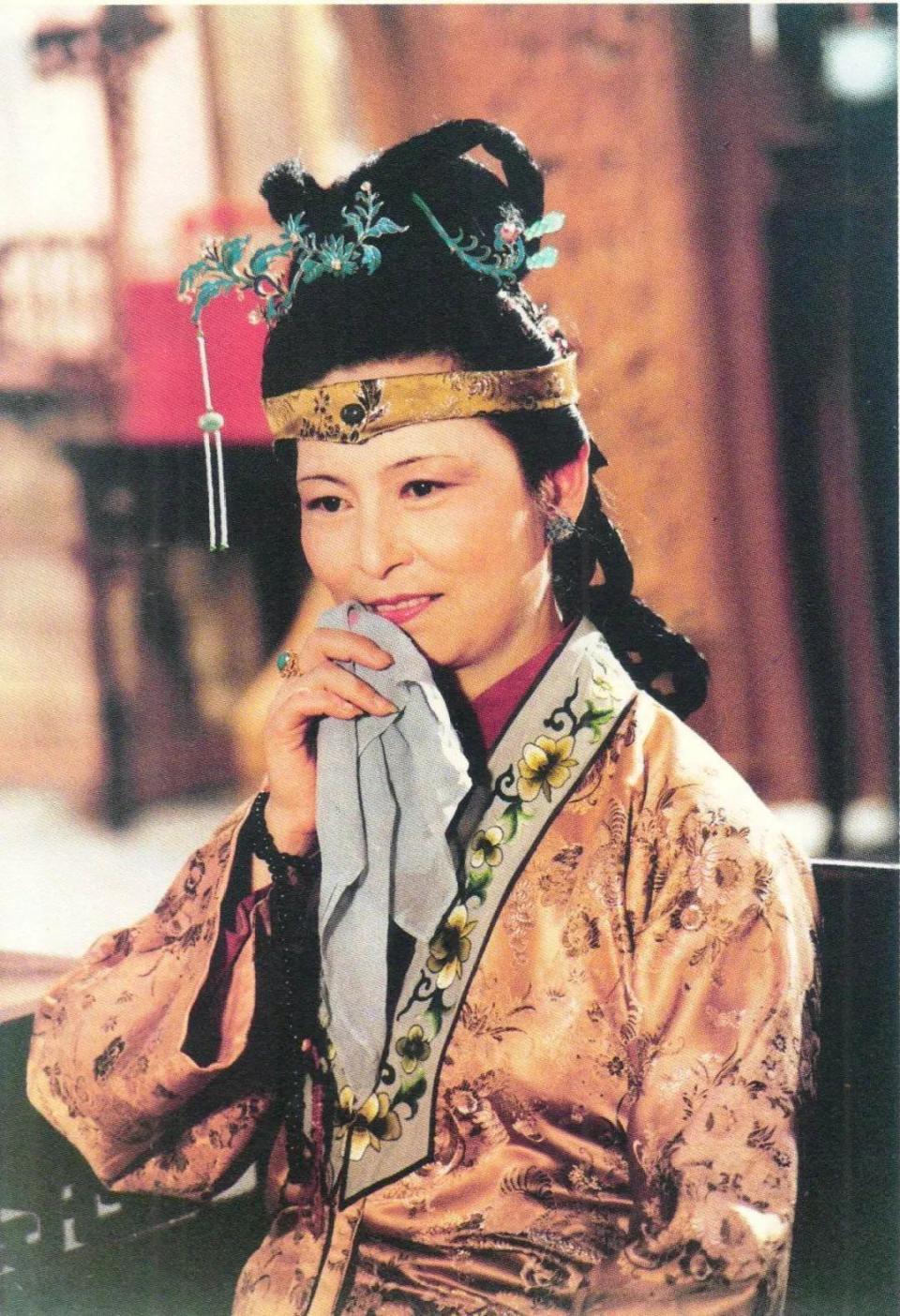 顾艳|演员顾艳回国与母亲团聚,周贤珍坐轮椅出镜,母女挽手画面温馨