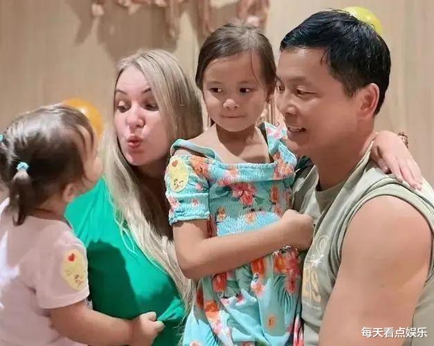 65岁老戏骨移居欧洲！二婚洋妻子小他30多岁，混血女儿五官精致