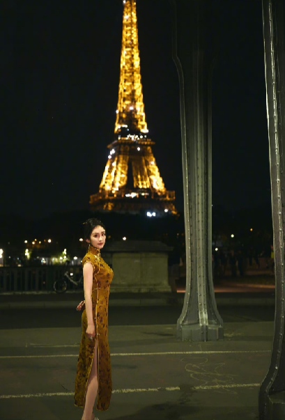 杨幂时装周穿中式旗袍，手提古风灯笼，力行宣传中国文化