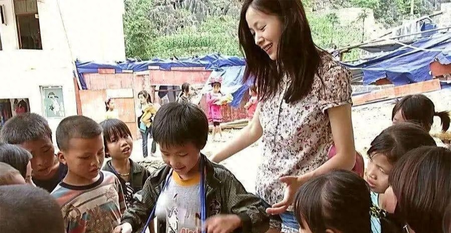 到处认干爹干哥,专找金主献身上位,“文艺女神”江一燕现形记