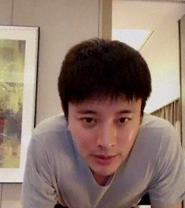 李小璐穿黑丝出门似摩登女郎,大方展示任路人拍照,竟撞脸柳岩?