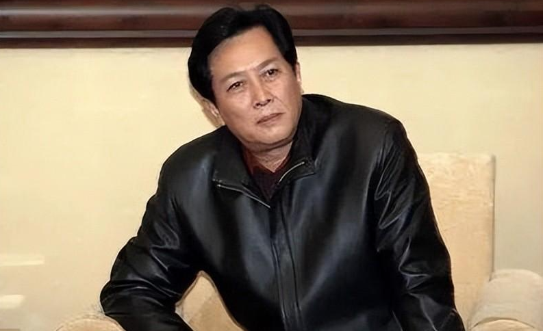 唐国强现状：国内疯狂淘金，国外妻儿花，还要担心残疾儿子的婚恋