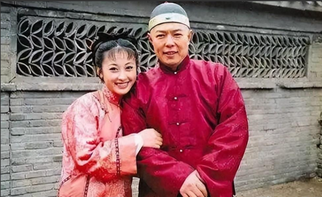 她是军艺校花，被张铁林玩到不能生育，最终嫁给香港知名演员