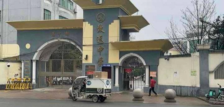 探访胡鑫宇学校:校门口还贴着寻人启事,新装摄像头,有警车24小时值守
