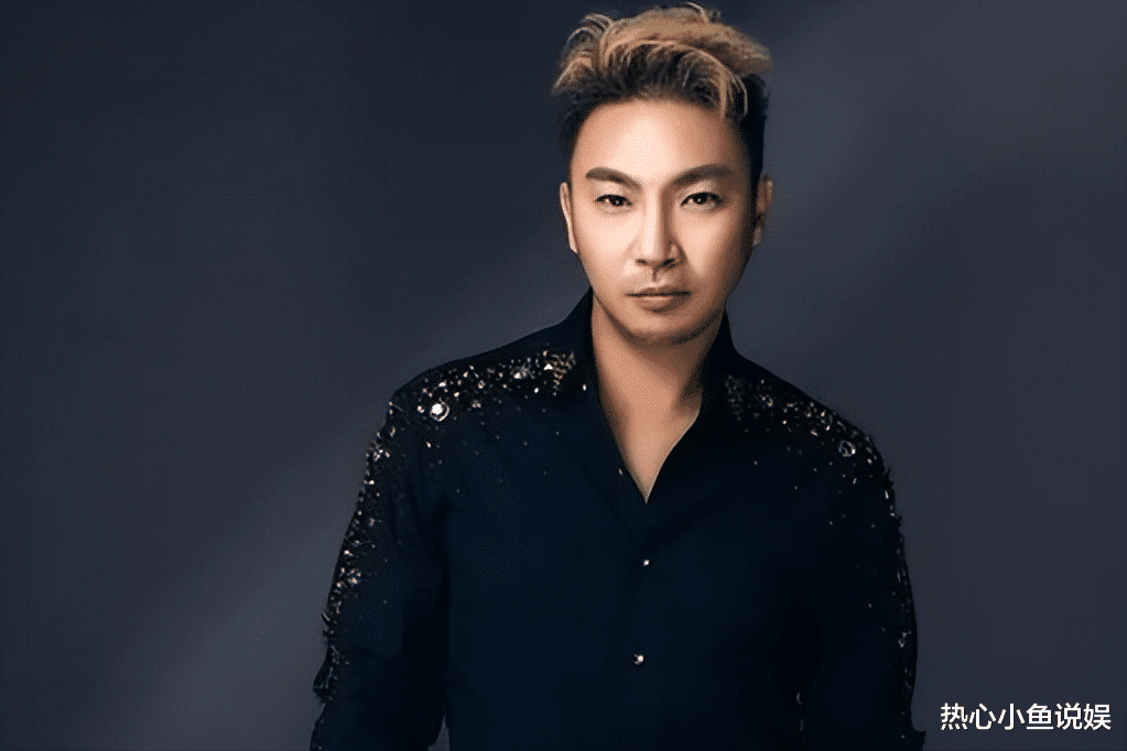 |央视春晚一曲成名，被砍下巴脱落缝130针变阶下囚，今卖马桶为生