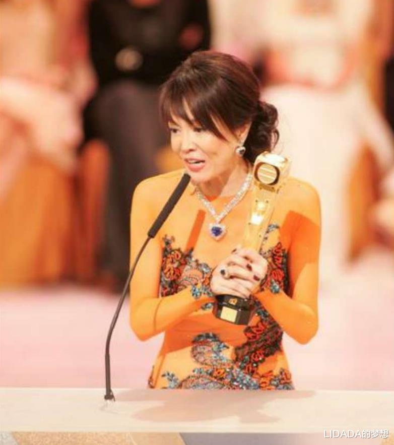 华人娱乐圈的“大姐大”近况曝光：66岁无儿无女，钱是最大安全感