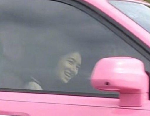 王思聪家成网红打卡点,对着7万元镜子拍照,网友:居然都不吃醋