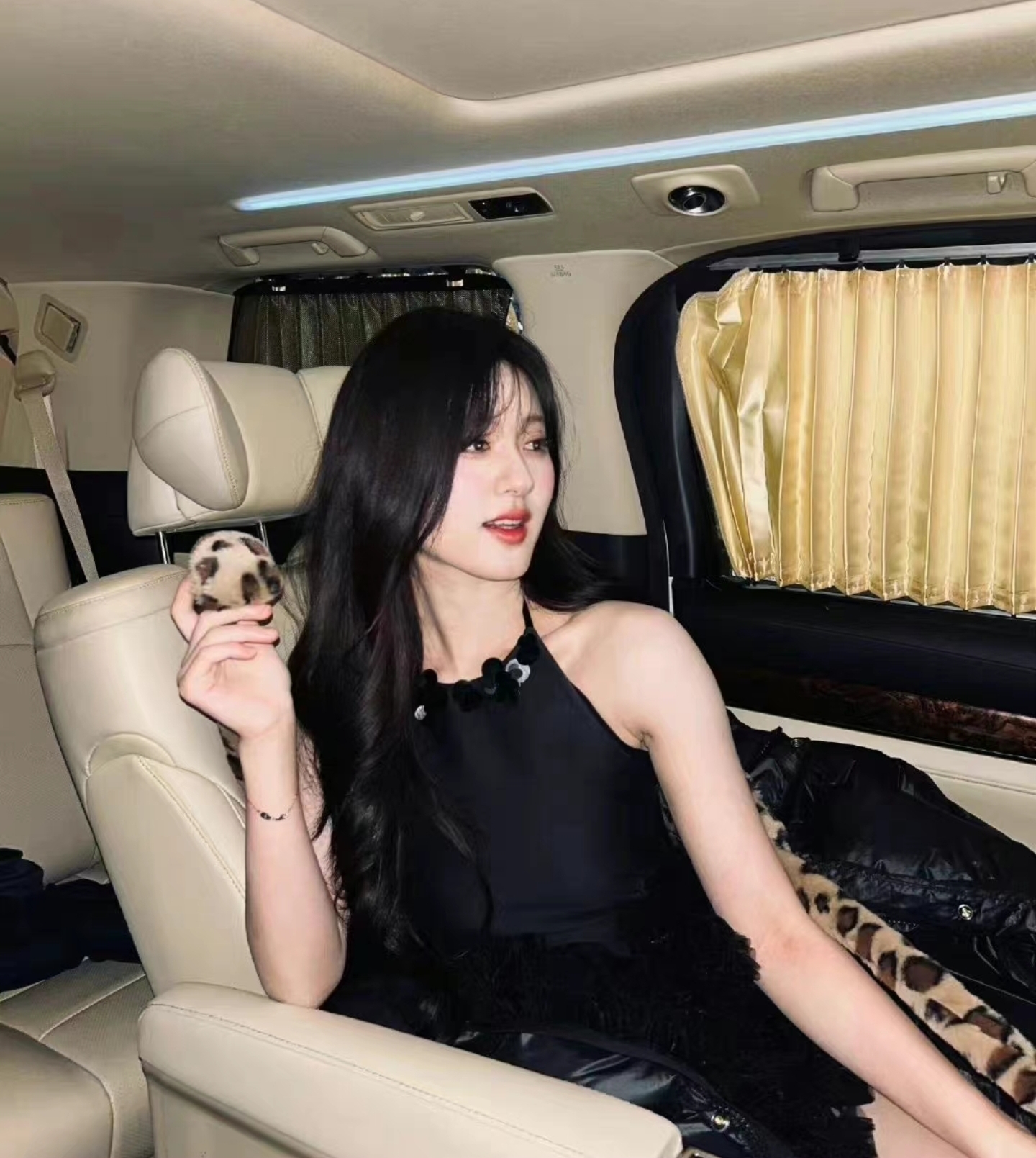 吴磊粉丝应援灯牌惹争议,“死露一条”疑似内涵赵露思,实在下头