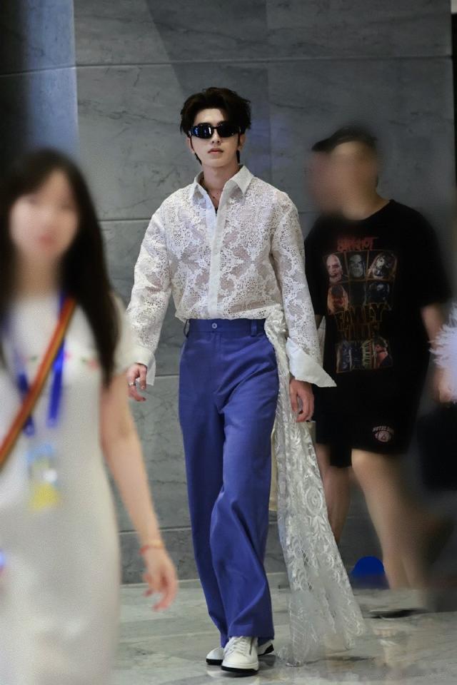 综艺节目|跑男泰国上班！杨颖黄绿色公主装神颜，蔡徐坤周深白鹿紫色一队！